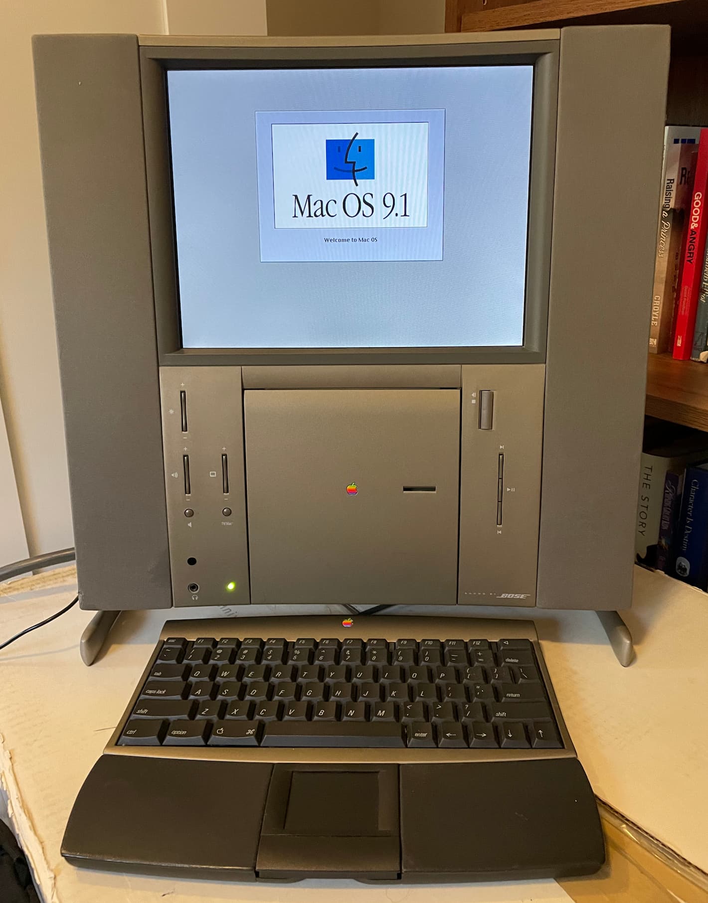 A Twentieth Anniversary Macintosh showing the Mac OS 9.1 boot screen